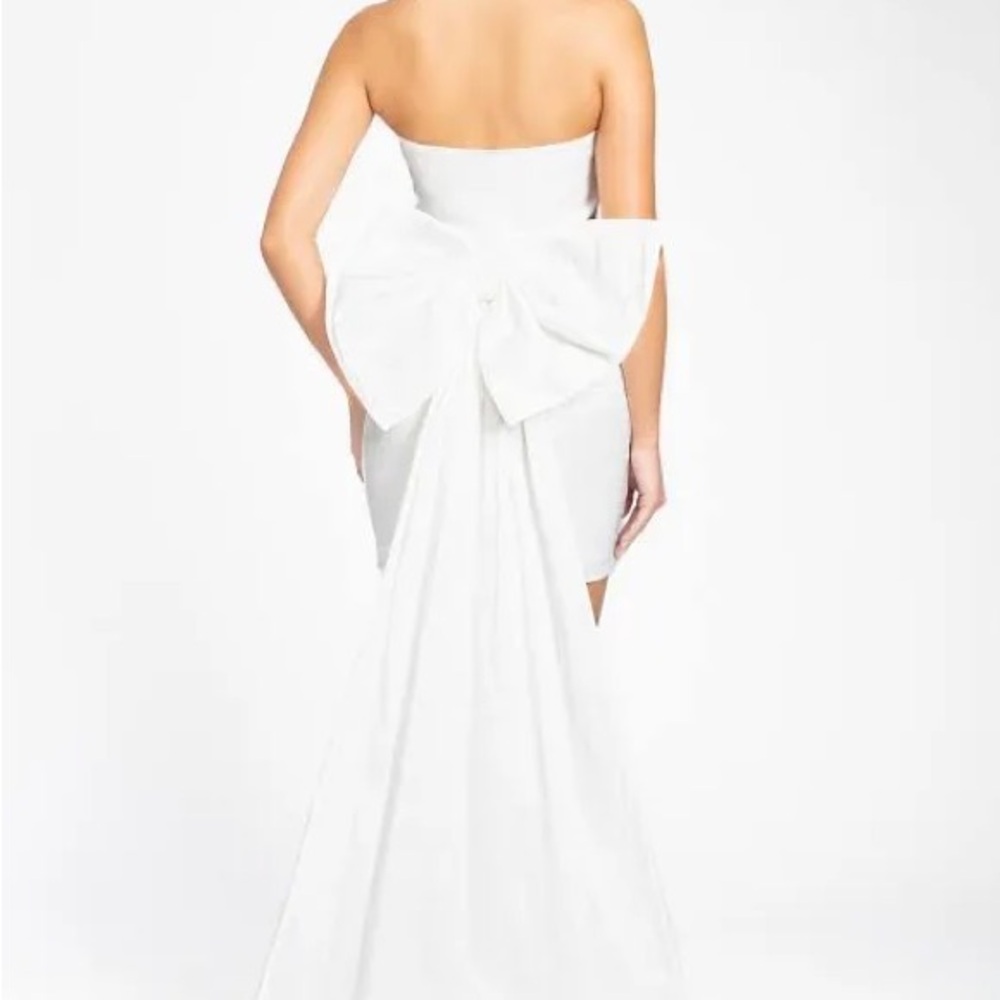 Chic Strapless White Dress with Bow